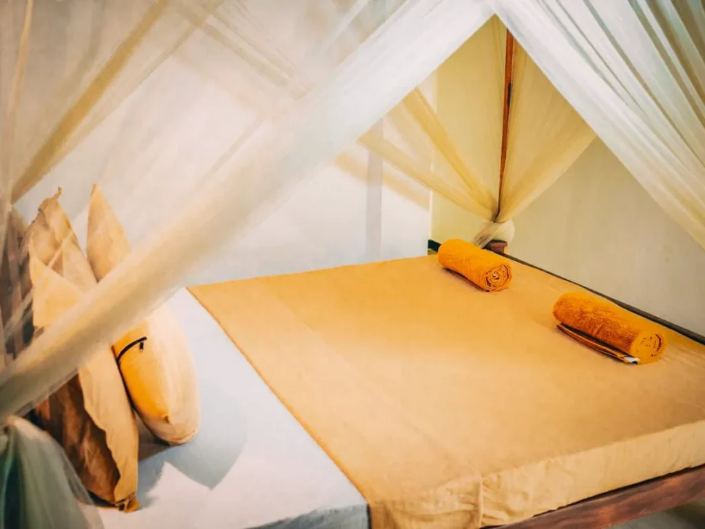 The bed and rooms at Pineapple Surf