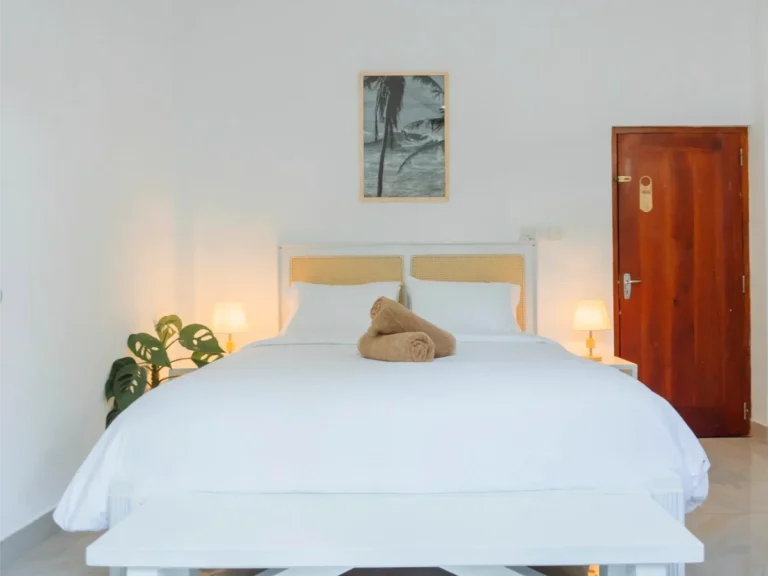 A double bed room at Tailslide in Madiha, a top place to stay